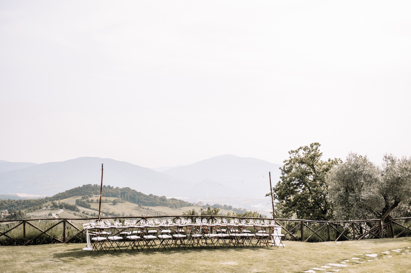 Jullie mediterrane bruiloft in binnen- en buiteland - Blissful Weddings